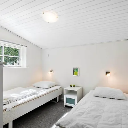 1599 Aakirkeby - Fyrreskoven 19 * Vester Somarken